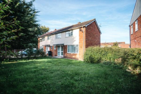 Queens Drive - Sleeps 6, 3 Bedrooms, Parking, Contractors Welcome